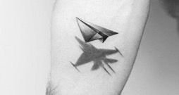 tatuaje de avión de papel