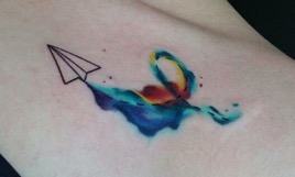 Tatuaje avion de papel