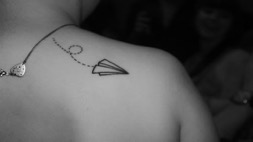 tattoo avion de papel